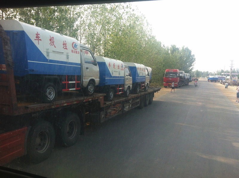 圖為準(zhǔn)備發(fā)車至山西的小型<a href=http://m.wuxinglock.com/ljc target=_blank class=infotextkey>垃圾車</a>