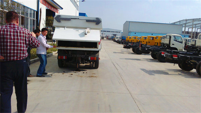 內(nèi)蒙客商正在參觀五十鈴<a href=http://m.wuxinglock.com/saoluche/ target=_blank class=infotextkey>掃路車</a>