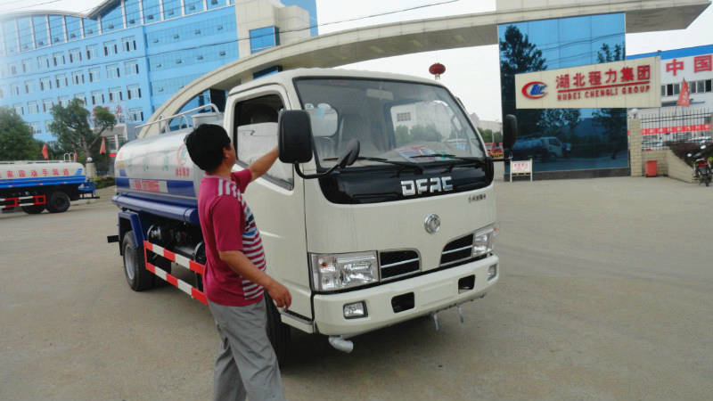 正在給5噸<a href=http://m.wuxinglock.com/ssc target=_blank class=infotextkey>灑水車</a>做出廠前準備