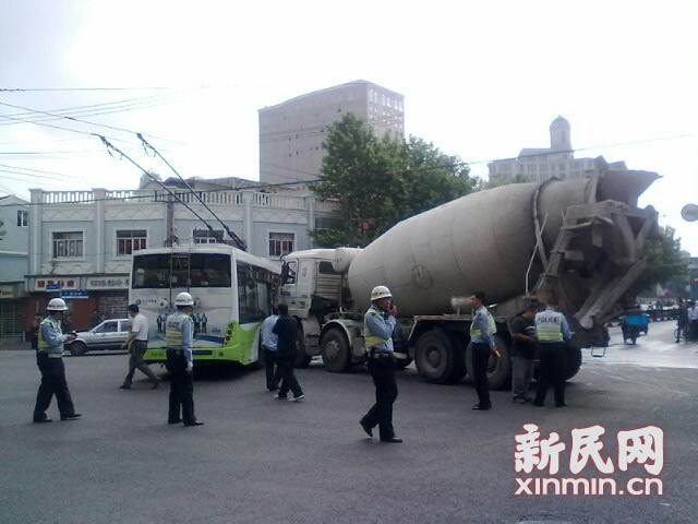 一輛19路電車在新閘路成都北路路口被一輛水泥<a href=http://m.wuxinglock.com/jbc/ target=_blank class=infotextkey>攪拌車</a>攔腰撞擊，車毀嚴重。通訊員 殷佳維 攝