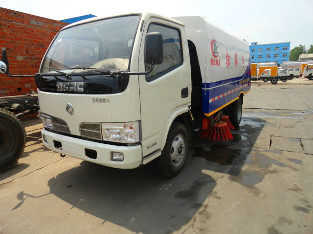  東風福瑞卡道路清掃車（<a href=http://m.wuxinglock.com/saoluche/ target=_blank class=infotextkey>掃路車</a>）