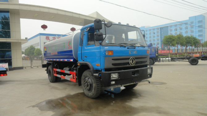 程力廠門 前的東風(fēng)153<a href=http://m.wuxinglock.com/ssc target=_blank class=infotextkey>灑水車</a>